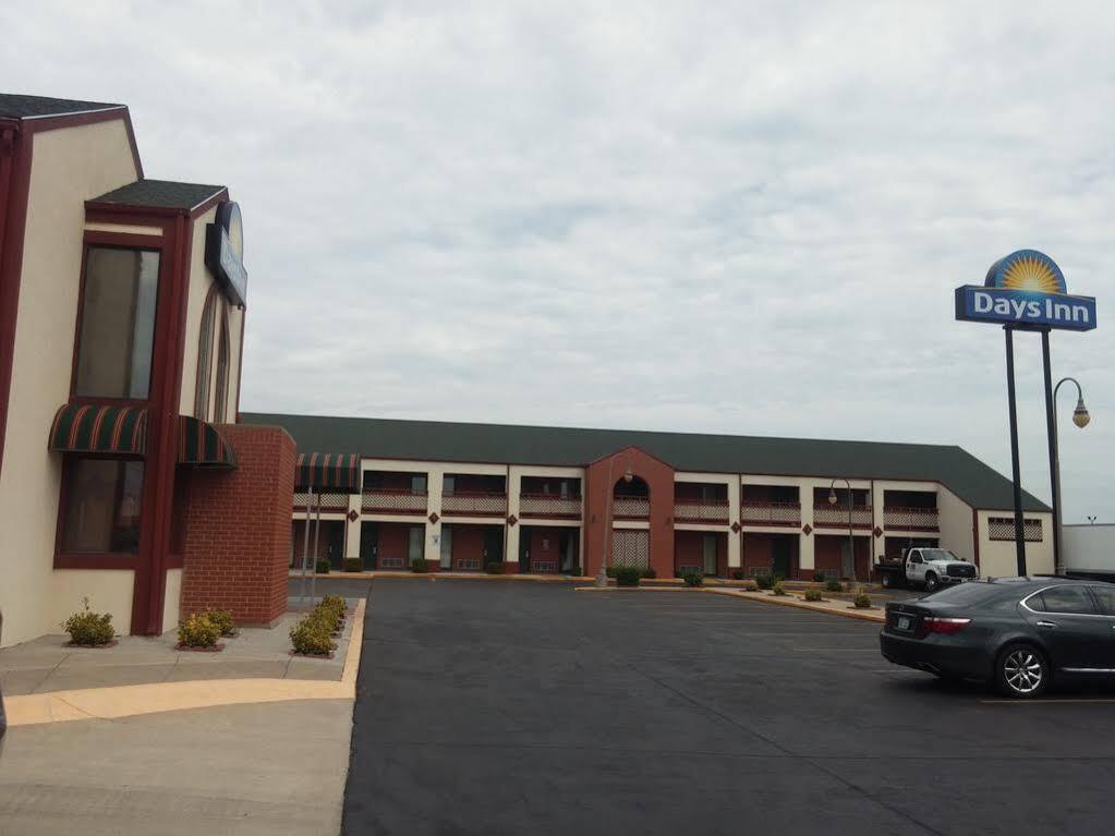 Days Inn By Wyndham Wichita West Near Airport Exterior photo